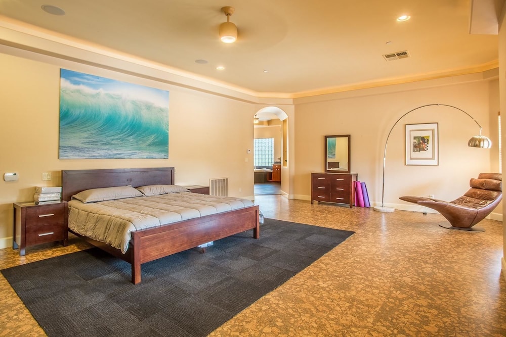 Condo, 6 Bedrooms