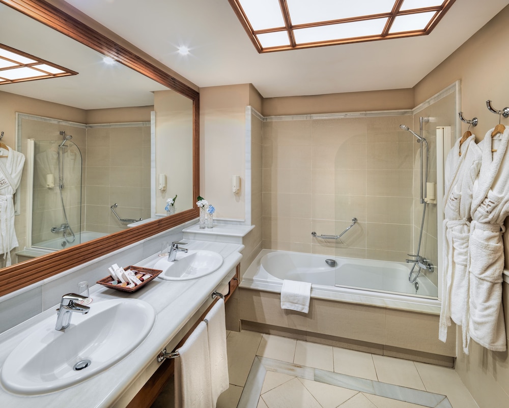 Standard Double Room, Connecting Rooms (4 adults) thumbnail 5