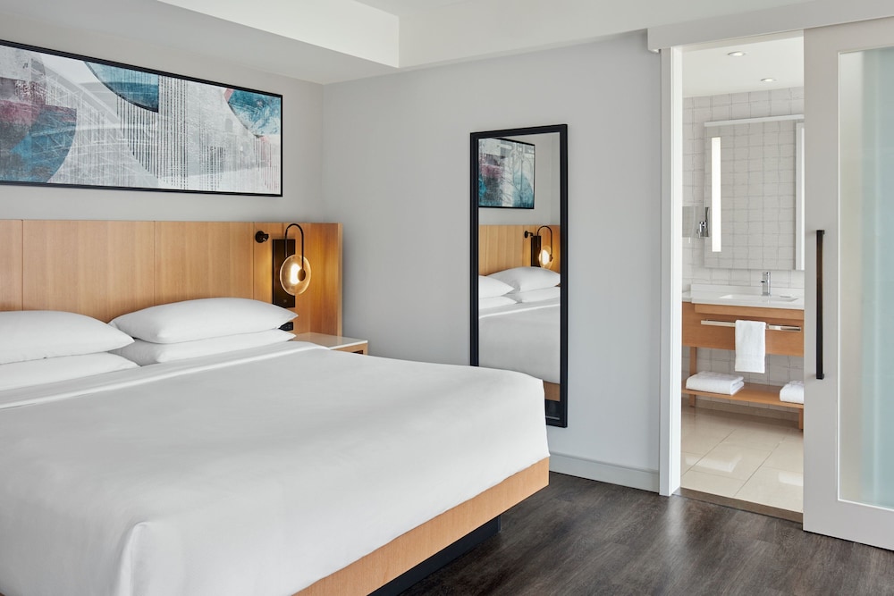 Junior Suite, 1 King Bed, Tower (View)