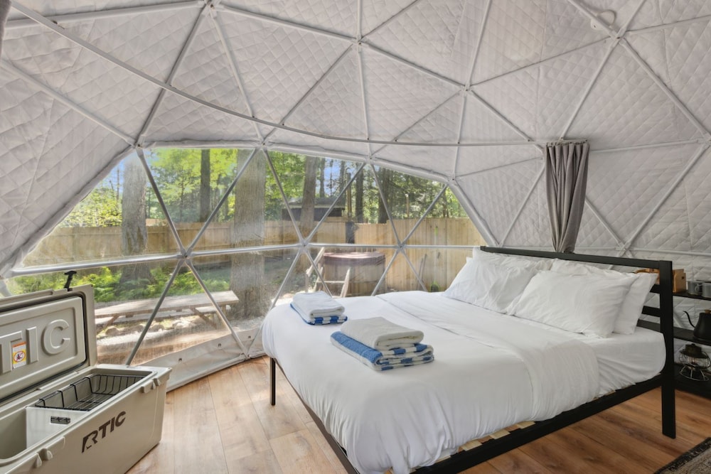Premium Tent, 2 Double Beds, Hot Tub photo 1