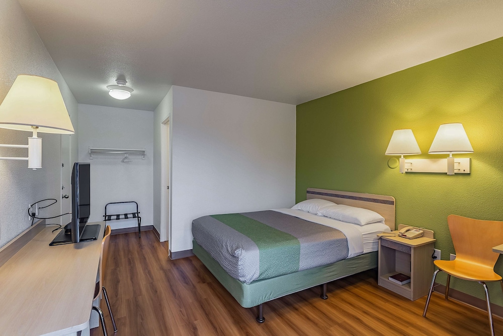 Deluxe Room, 1 Queen Bed, Non Smoking, Refrigerator & Microwave photo 1