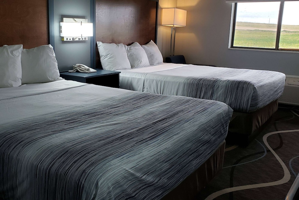 Room, Non Smoking (1 King Bed & 1 Queen Bed) - Photo 1