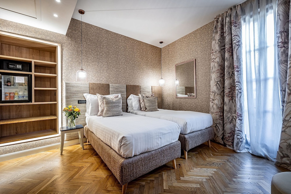 Classic Double Room, Balcony (Partial Duomo View) photo 1