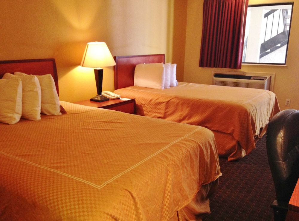 Room, 2 Queen Beds, Smoking photo 1