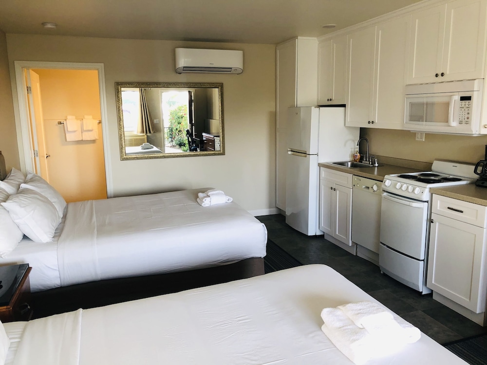 Classic Double Room, 2 Queen Beds, Kitchenette, Partial Ocean View