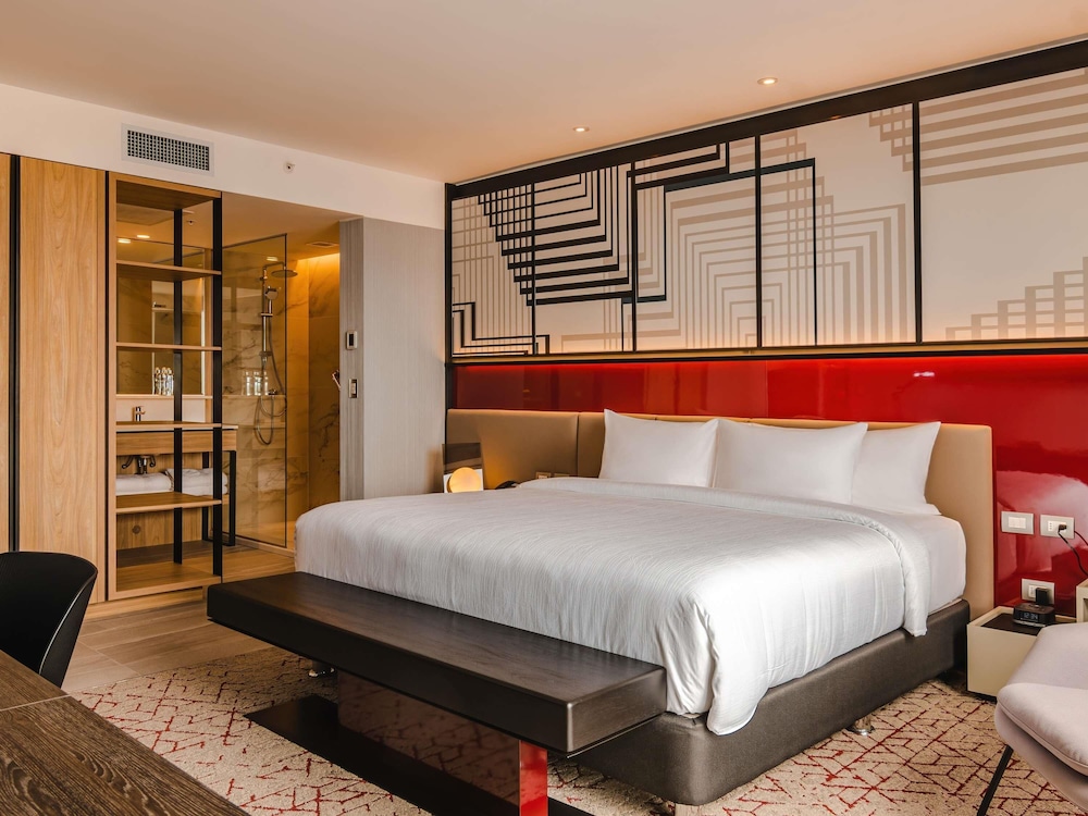 Executive Suite, 1 King Bed, Club Lounge Access - Photo 1