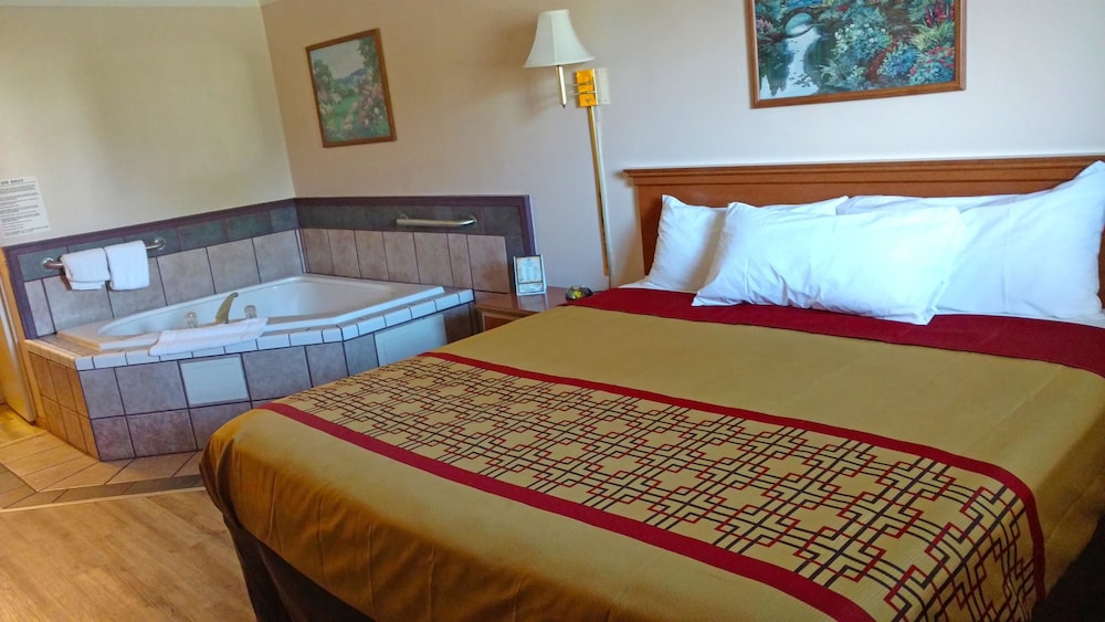Suite, 1 King Bed, Non Smoking (Jacuzzi)