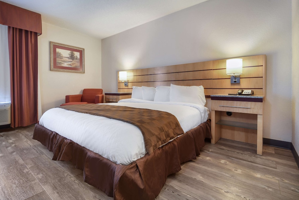 Standard Room, 1 Queen Bed, Accessible, Bathtub - Photo 1