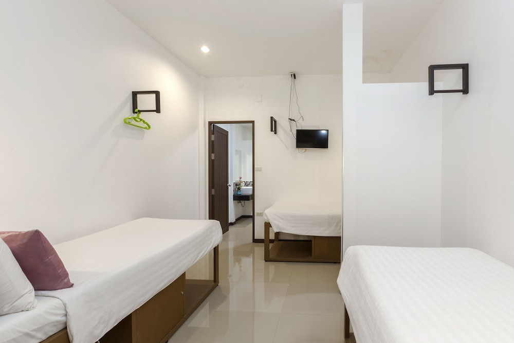 Deluxe Quadruple Suite (4 Adults and 2 Children under 6 years old sleeping for free in existing bed) photo 3