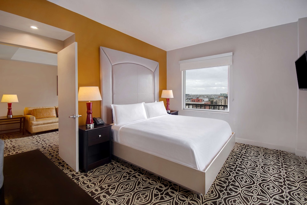 Suite, 1 King Bed, Non Smoking - Photo 4