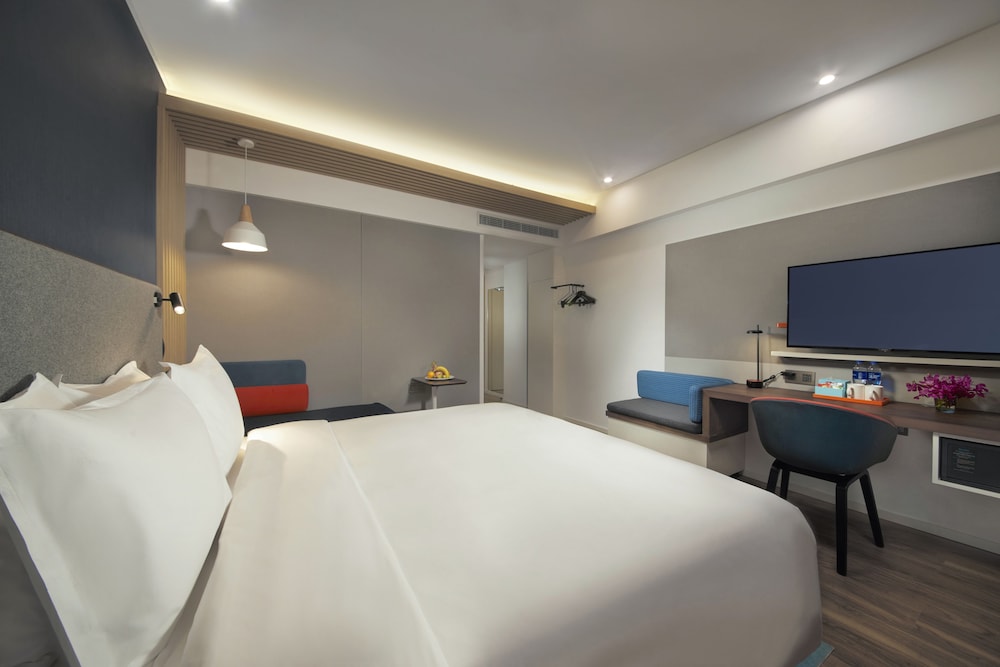 Standard Room, 1 King Bed (High Floor) photo 2