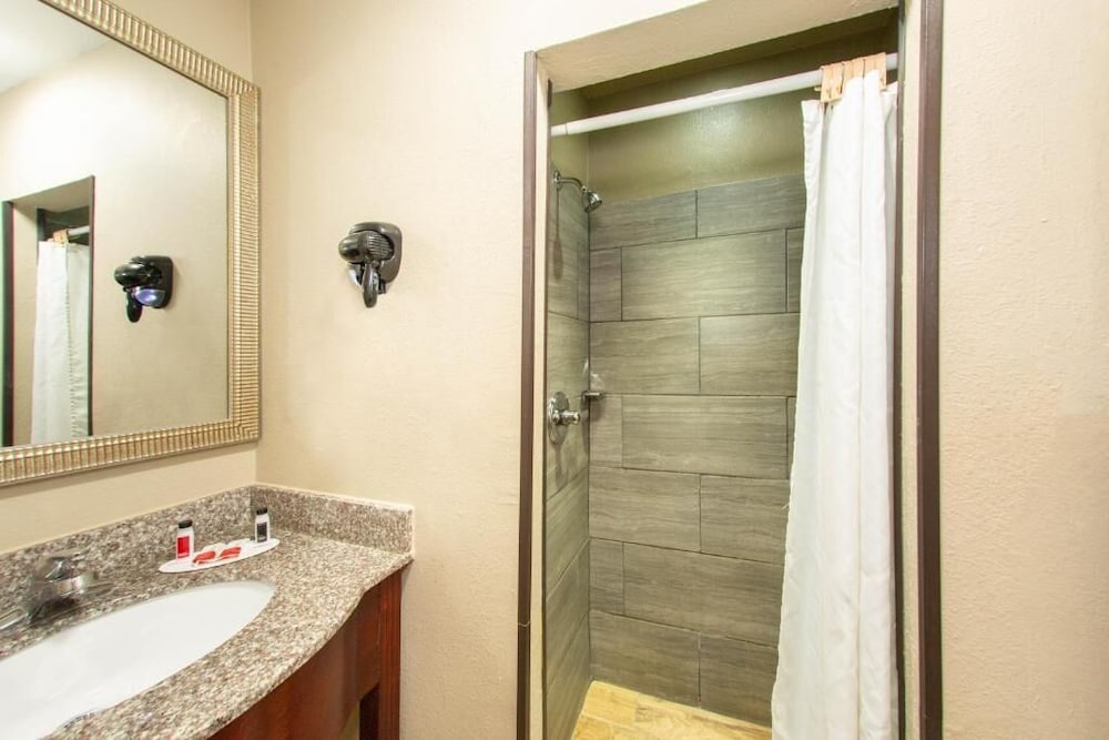 Deluxe Room, 2 Queen Beds, Accessible, Non Smoking (Mobility) - Photo 4