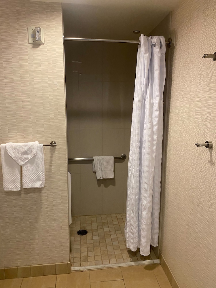 Two Queen Beds, Non-Smoking, Roll In Shower - Photo 4