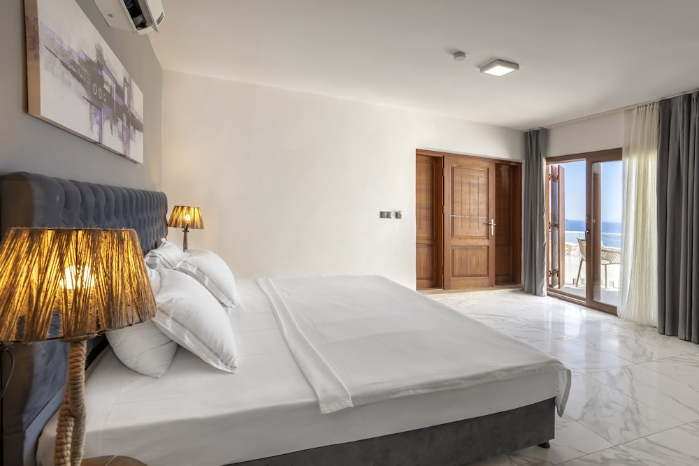 Standard Room, 1 Queen Bed, Balcony