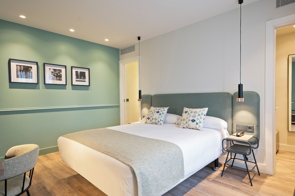 Superior Double Room, 1 Queen Bed, Courtyard View
