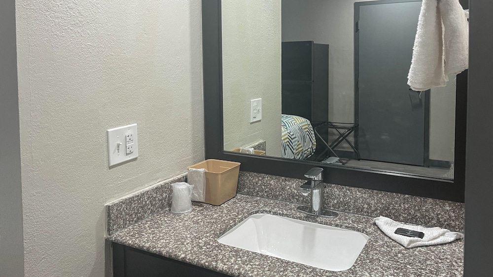 Standard Room, 1 King Bed (Refrigerator & Microwave) photo 2