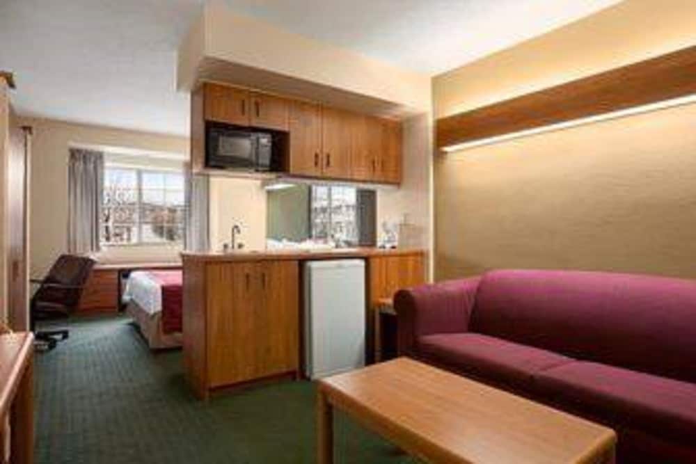 Suite, 1 Queen Bed with Sofa bed, Accessible, Non Smoking - Photo 3
