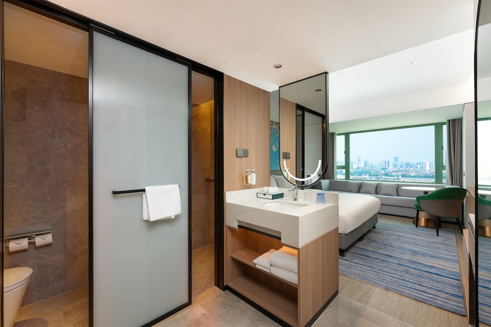 Premium Room, 1 King Bed, River View (High Floor) - Photo 6