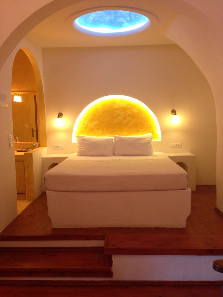 Classic Suite with Caldera View and Shared Pool