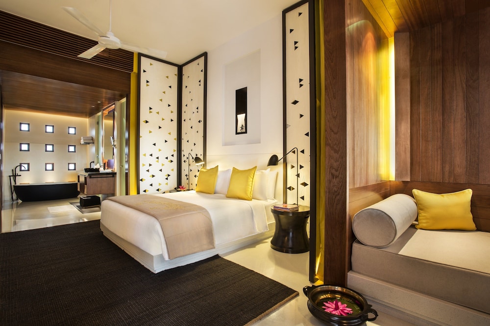 Classic Room, 1 King Bed, Accessible, Club Lounge Access