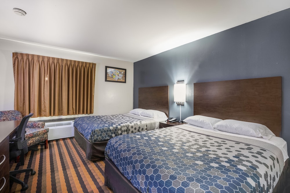 Room, 2 Queen Beds, Non Smoking (Efficiency) - Photo 4