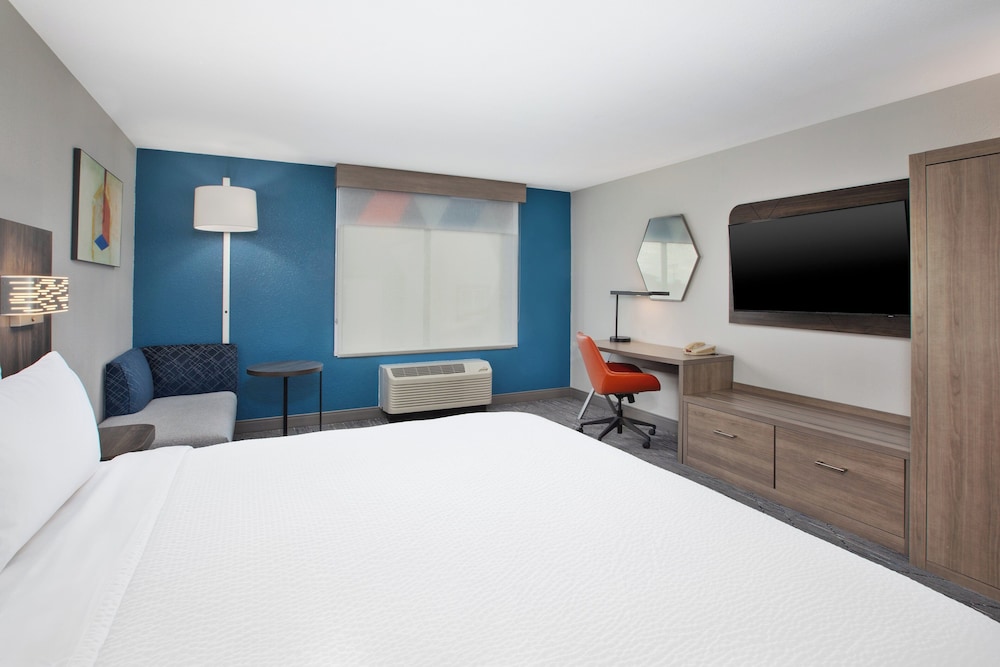 Standard Room, 1 King Bed, Accessible (Mobility, Accessible Tub) - Photo 1
