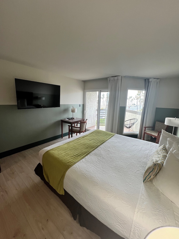 Standard Room, 1 King Bed, Partial Ocean View (Upper Floor) photo 2