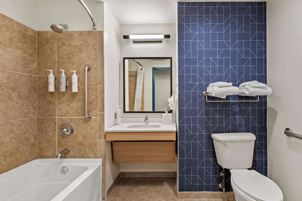 Room, 2 Queen Beds, Accessible, Bathtub (Mobility) - Photo 10