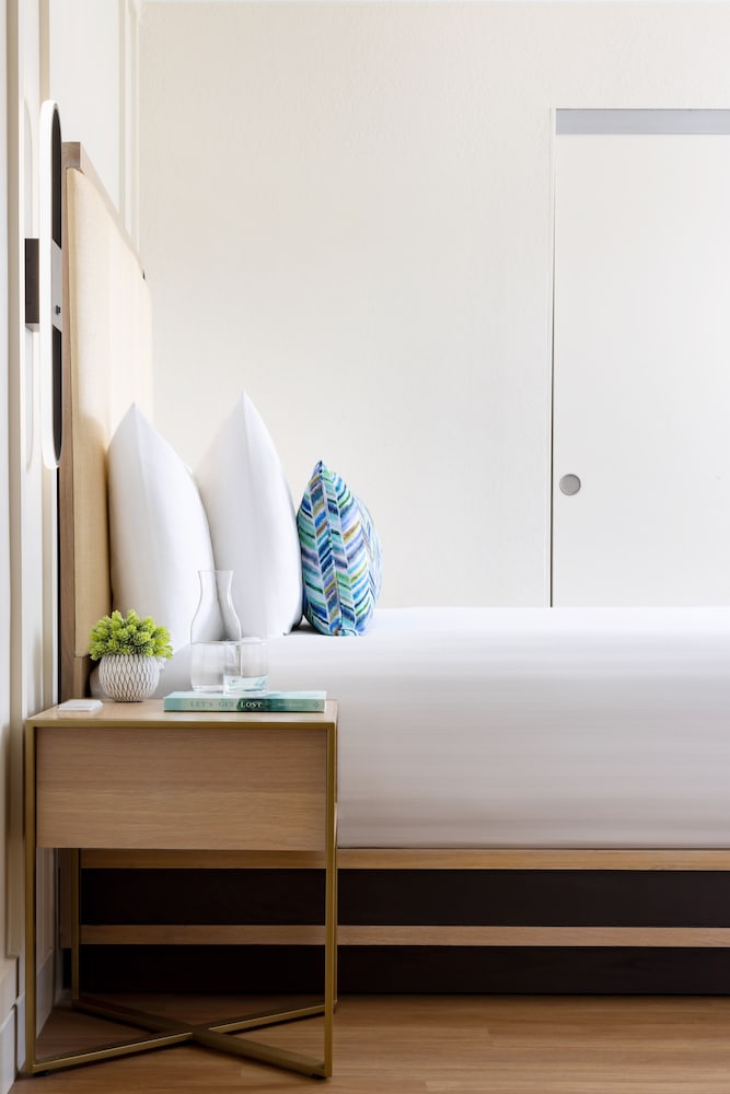Premium Room, 1 King Bed with Sofa bed - Photo 9