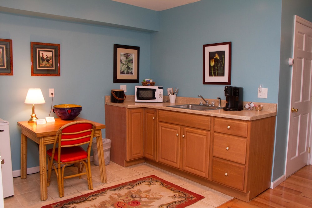 Suite, 1 Queen Bed with Sofa bed (The Tamarack Suite) photo 2