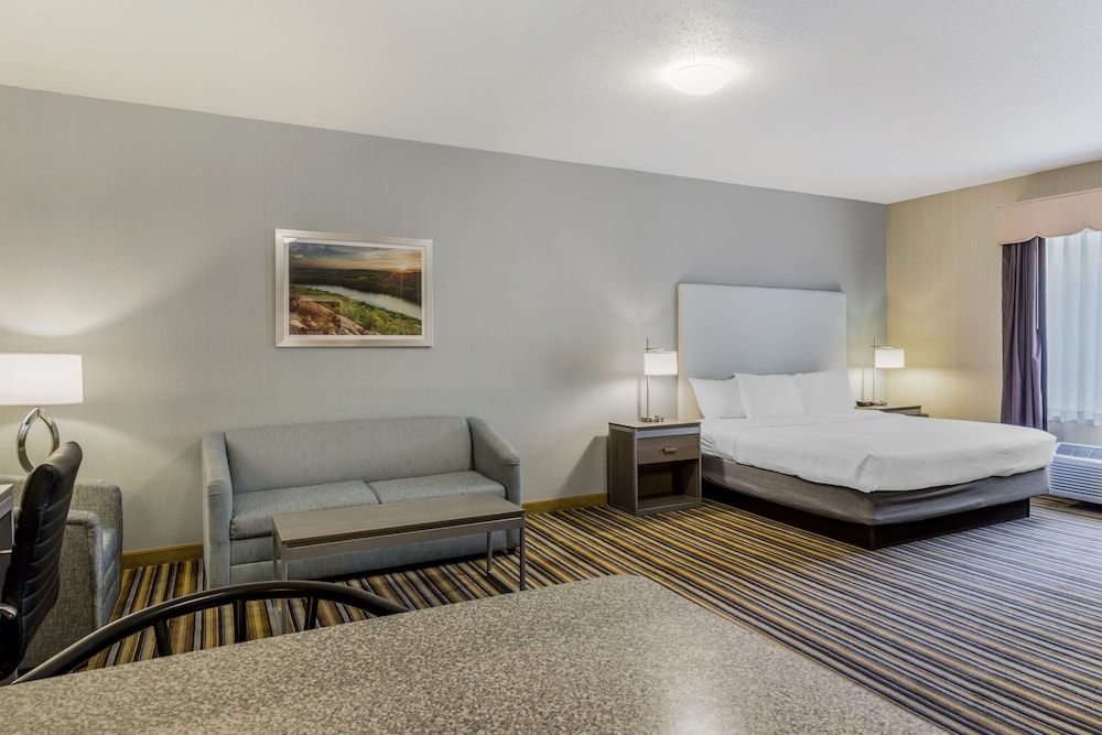 Suite, 1 King Bed, Non Smoking, Kitchen - Photo 3