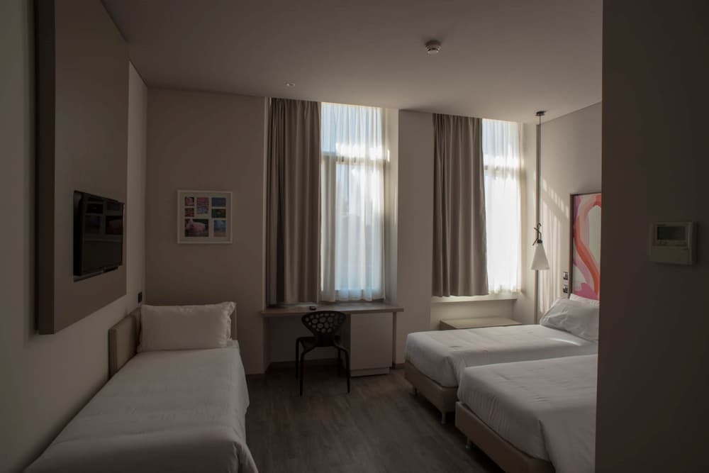 Classic Triple Room thumbnail 6