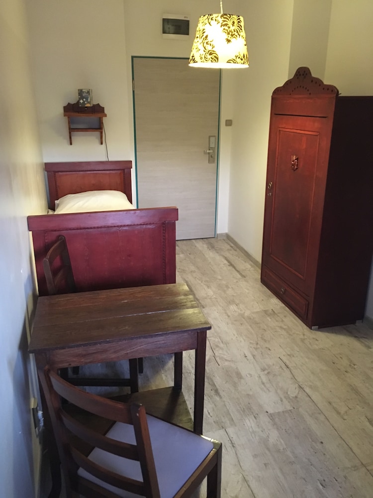 Twin Room, 2 Twin Beds, Shared Bathroom