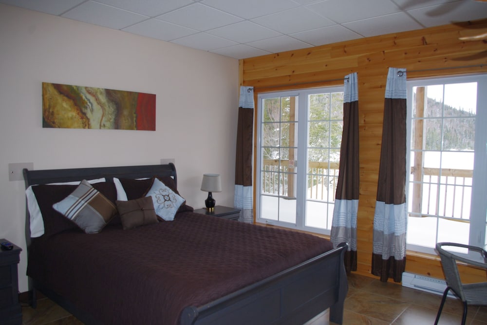 Room 6, 1 Queen Bed with Fireplace photo 2