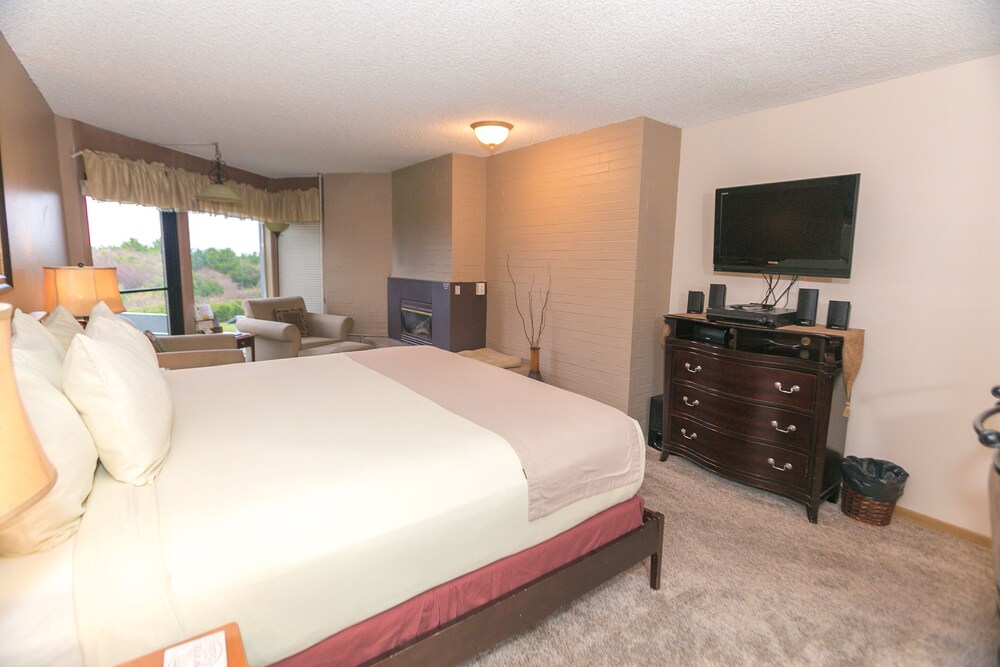 Standard Studio, 1 King Bed, Kitchenette, Pool View (Studio Unit- Room 202-No Pets) - Photo 2