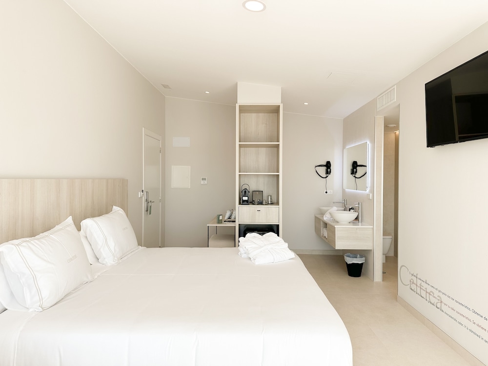 Superior Room, 1 King Bed, Balcony, Sea View photo 2