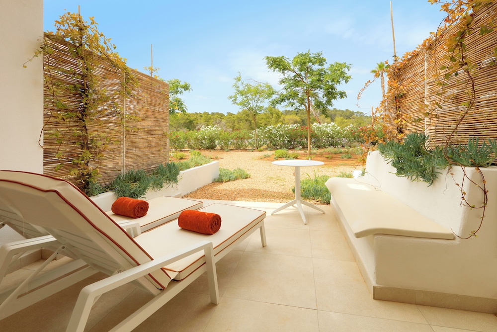 Deluxe Room (Signature Level, Cosy) - Club Access Included