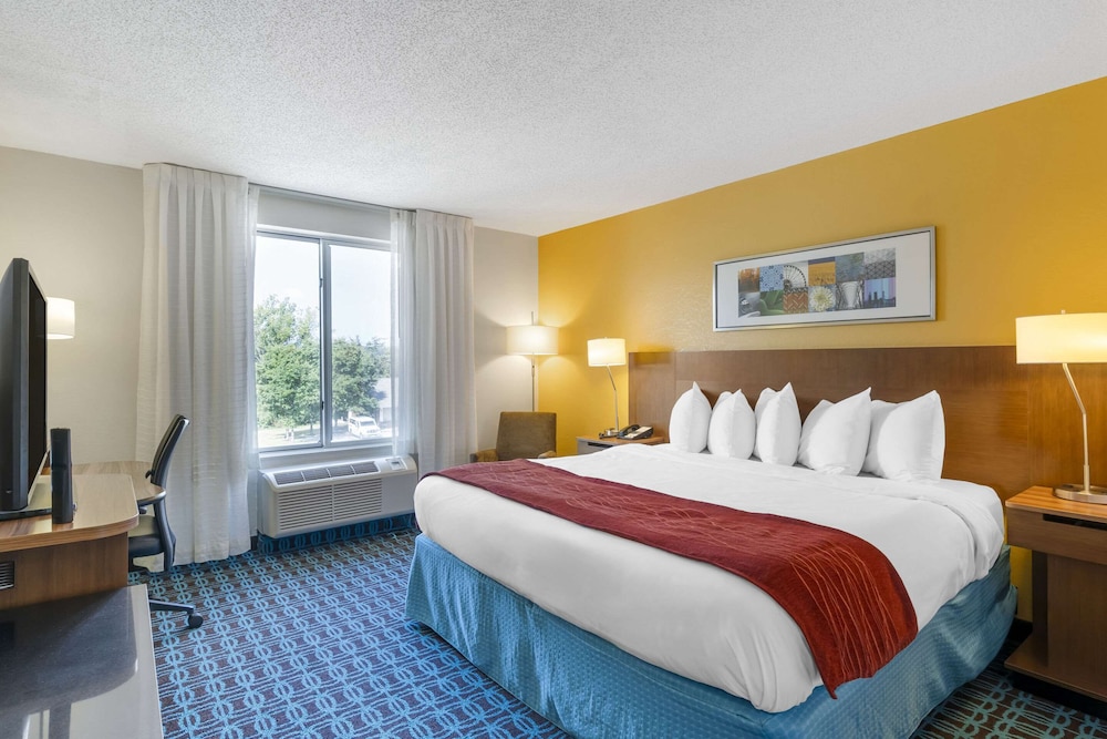 Standard Room, 1 King Bed, Non Smoking - Photo 1