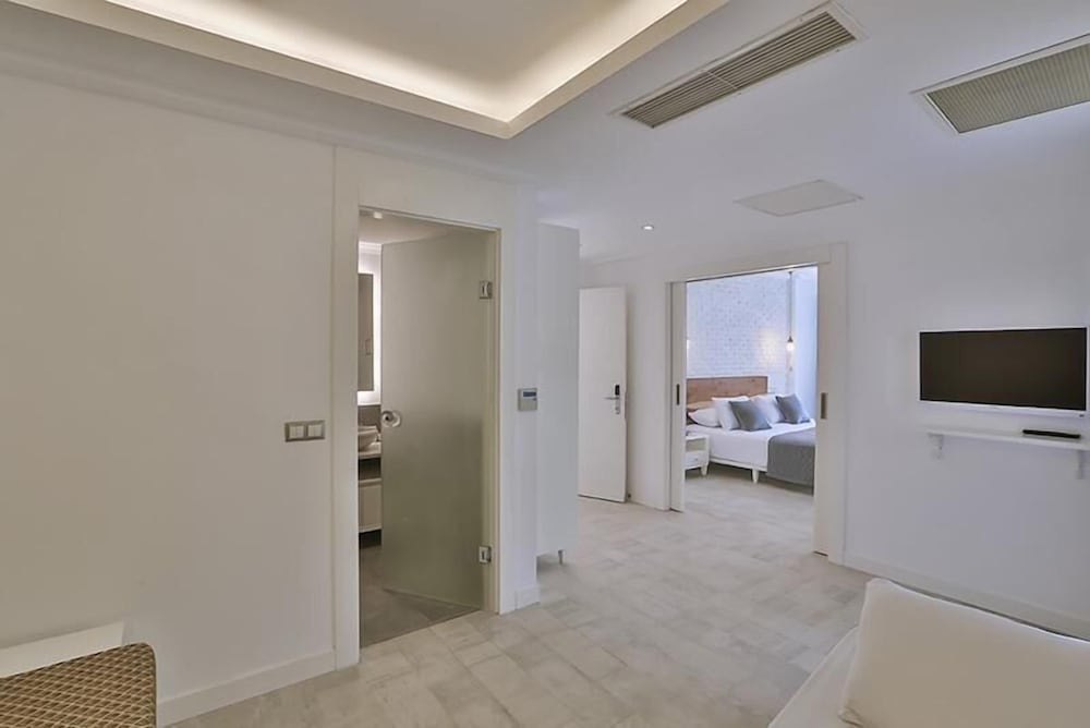 Suite, Balcony (King Suite with Garden) photo 1