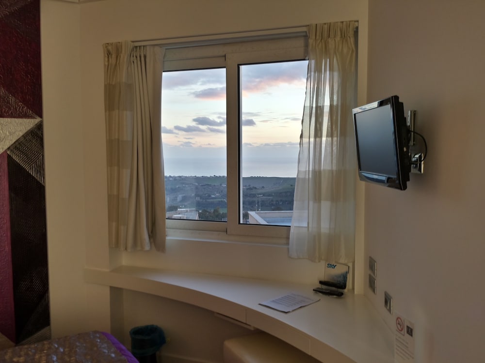 Classic Double or Twin Room - Photo 15