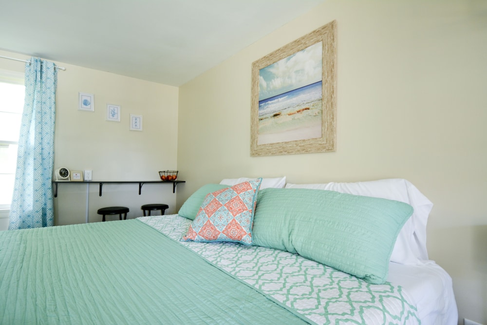 Basic Room, 1 King Bed, Non Smoking photo 3