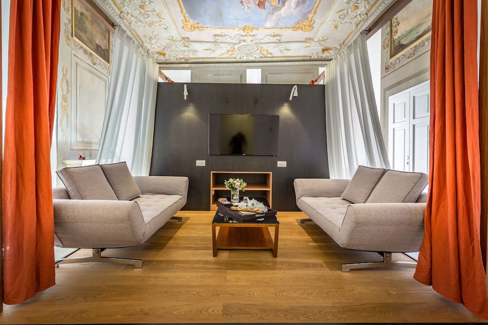Luxury Suite - Photo 21