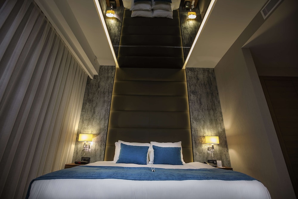 Premier Suite, 1 King Bed, Smoking, Jetted Tub