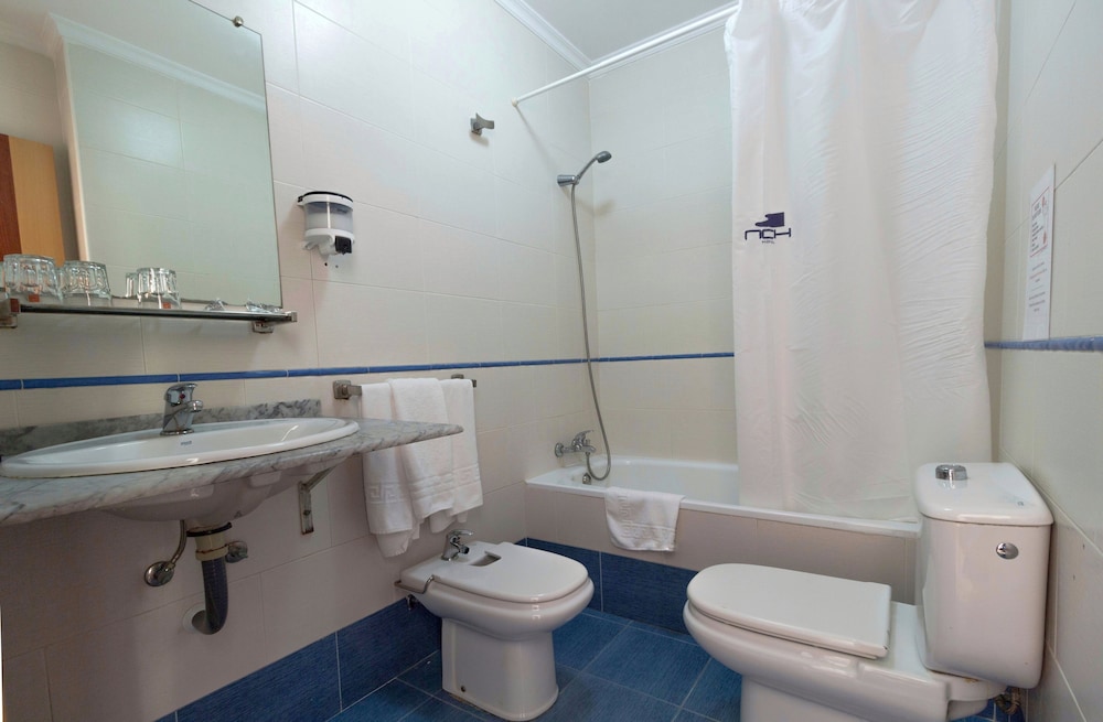 Standard Twin Room - Photo 5