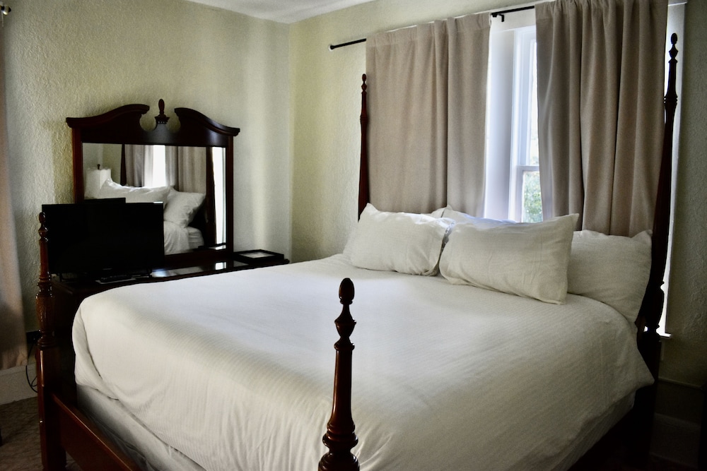 Suite 202, 2 Bedrooms, Non Smoking