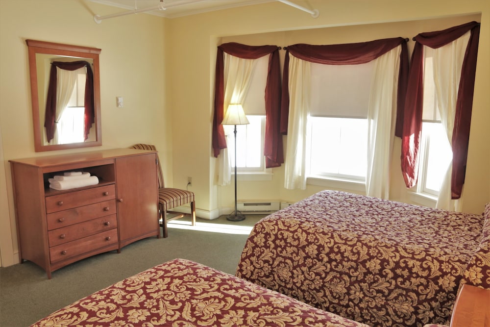Traditional Room, 2 Twin Beds, Lake View Non A/C photo 3