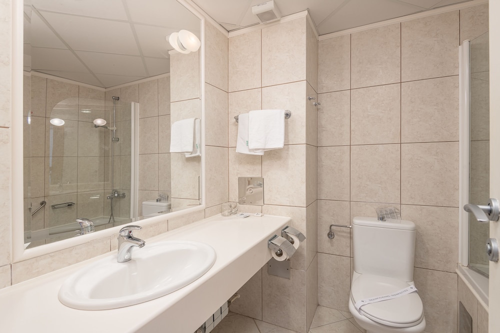 Basic Twin Room, Balcony, Partial Sea View - Photo 9