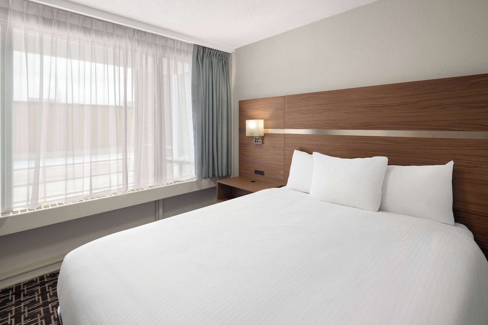 Suite, Non Smoking, Kitchenette (3 Queen Beds) - Photo 5