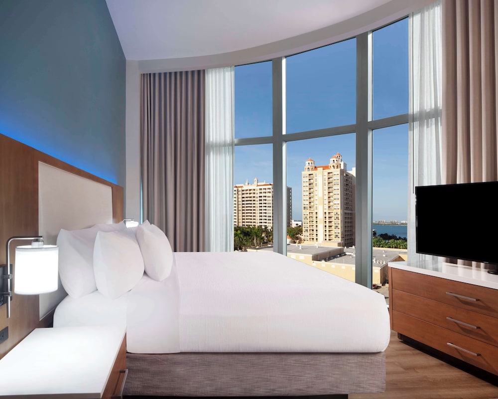 Suite, 1 King Bed, Accessible, Corner (Hearing)