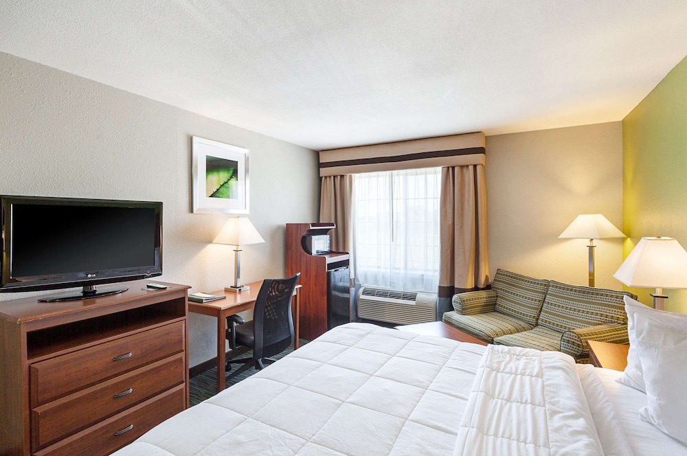Standard Room, 1 King Bed, Non Smoking - Photo 6